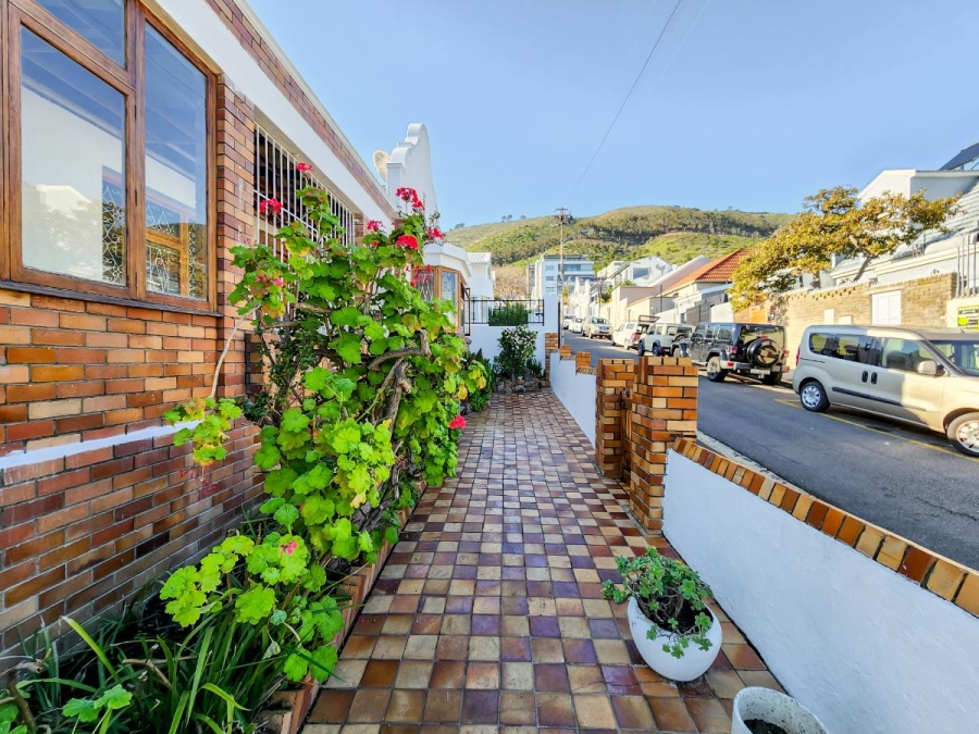 To Let 4 Bedroom Property for Rent in Sea Point Western Cape